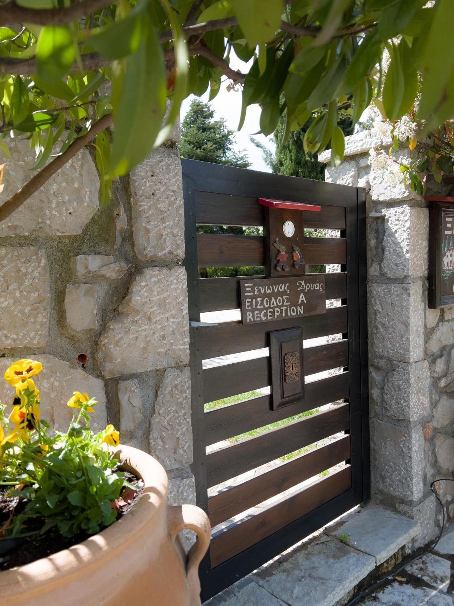 Dryas Guesthouse Полидросос Екстериор снимка